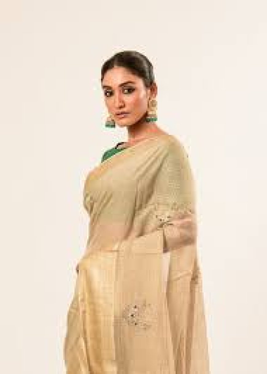 How to Stay Comfortable in Saree During Monsoon Season