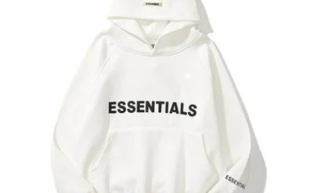 Essentials Hoodie: The Key to Wardrobe Versatility